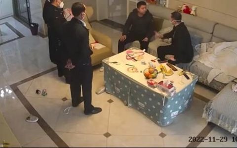 4名穿制服的男子，当着孩子面殴打父亲，现实戳痛了多少人的心